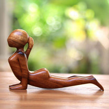 Laden Sie das Bild in den Galerie-Viewer, Holz Yoga Harzdekoration