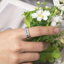 Laden Sie das Bild in den Galerie-Viewer, Rotierender Retro Gänseblümchen Ring