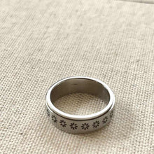 Laden Sie das Bild in den Galerie-Viewer, Rotierender Retro Gänseblümchen Ring