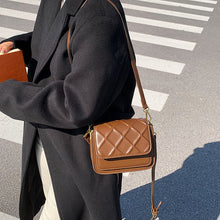 Laden Sie das Bild in den Galerie-Viewer, Damen kleine quadratische Schultertasche mit Modekette