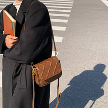 Laden Sie das Bild in den Galerie-Viewer, Damen kleine quadratische Schultertasche mit Modekette