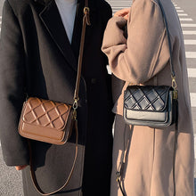 Laden Sie das Bild in den Galerie-Viewer, Damen kleine quadratische Schultertasche mit Modekette