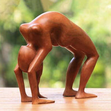 Laden Sie das Bild in den Galerie-Viewer, Holz Yoga Harzdekoration