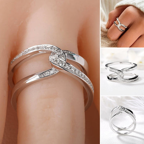 Silberner rechteckiger ineinandergreifender Ring