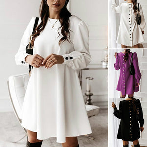 Kleid mit Rundhalsausschnitt und Metallschnalle