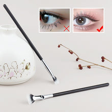 Laden Sie das Bild in den Galerie-Viewer, Abgewinkelte Wimperntuschebürste mit Wellenschliff
