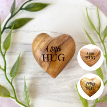 Laden Sie das Bild in den Galerie-Viewer, Pocket Hug Holzherz-Andenken