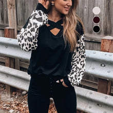 Laden Sie das Bild in den Galerie-Viewer, T-SHIRT MIT GEKREUZTEM LEOPARDDRUCK