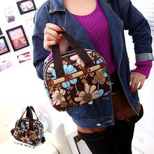 Laden Sie das Bild in den Galerie-Viewer, Schultertasche aus Nylon mit Blumendruck