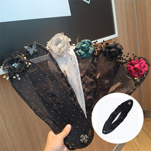 Laden Sie das Bild in den Galerie-Viewer, Handbesticktes Blumenbrötchen