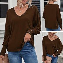 Laden Sie das Bild in den Galerie-Viewer, Braunes T-Shirt mit V-Ausschnitt