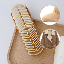 Laden Sie das Bild in den Galerie-Viewer, Schuhbürste aus weichem Gummi mit Holzgriff