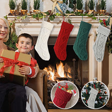 Laden Sie das Bild in den Galerie-Viewer, Weihnachtsstrümpfe - Der Weihnachtsmann legt Geschenke auf Socken