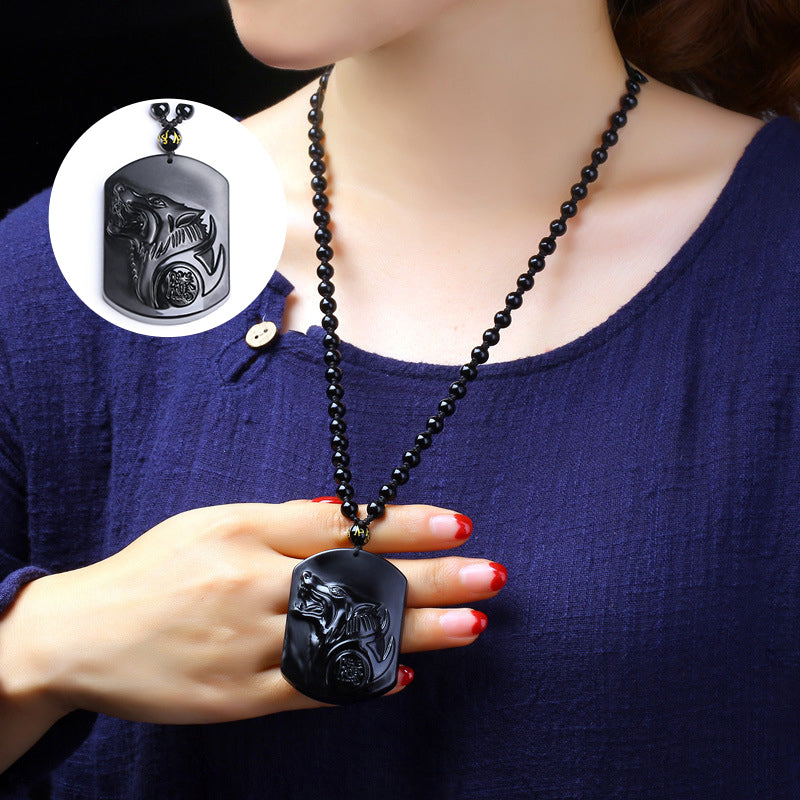 Halskette mit Wolfskopfmuster aus Obsidian