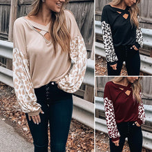 Laden Sie das Bild in den Galerie-Viewer, T-SHIRT MIT GEKREUZTEM LEOPARDDRUCK