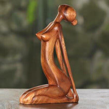 Laden Sie das Bild in den Galerie-Viewer, Holz Yoga Harzdekoration