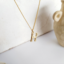 Laden Sie das Bild in den Galerie-Viewer, Vintage Buchstaben Halskette