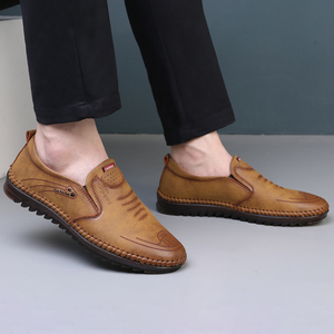 Handgenähte atmungsaktive Lederschuhe mit weicher Oberfläche und Sehnensohle