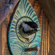 Laden Sie das Bild in den Galerie-Viewer, Handgeschnitztes Vogelhaus Aus Holz