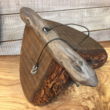 Laden Sie das Bild in den Galerie-Viewer, Handgeschnitztes Vogelhaus Aus Holz
