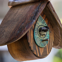 Laden Sie das Bild in den Galerie-Viewer, Handgeschnitztes Vogelhaus Aus Holz