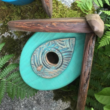 Laden Sie das Bild in den Galerie-Viewer, Handgeschnitztes Vogelhaus Aus Holz