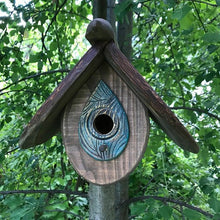 Laden Sie das Bild in den Galerie-Viewer, Handgeschnitztes Vogelhaus Aus Holz