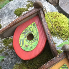 Laden Sie das Bild in den Galerie-Viewer, Handgeschnitztes Vogelhaus Aus Holz