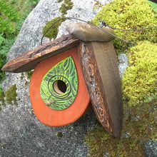 Laden Sie das Bild in den Galerie-Viewer, Handgeschnitztes Vogelhaus Aus Holz