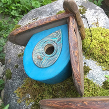 Laden Sie das Bild in den Galerie-Viewer, Handgeschnitztes Vogelhaus Aus Holz