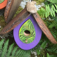 Laden Sie das Bild in den Galerie-Viewer, Handgeschnitztes Vogelhaus Aus Holz
