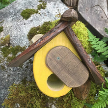 Laden Sie das Bild in den Galerie-Viewer, Handgeschnitztes Vogelhaus Aus Holz