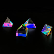Laden Sie das Bild in den Galerie-Viewer, Kristallpyramide mit streuendem Lichtbrechungsprisma