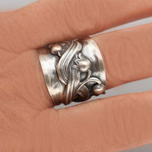 Laden Sie das Bild in den Galerie-Viewer, Stilvoller Lilienring