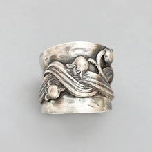 Laden Sie das Bild in den Galerie-Viewer, Stilvoller Lilienring
