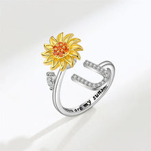 Laden Sie das Bild in den Galerie-Viewer, Tochter/Enkelin verstellbarer Sonnenblumen-Alphabet-Ring