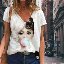 Laden Sie das Bild in den Galerie-Viewer, Audrey Hepburn Bedrucktes T-Shirt