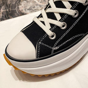 Stylische Segeltuchschuhe Mit Dicken Sohlen