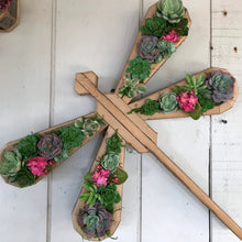 Laden Sie das Bild in den Galerie-Viewer, Tierblumentopf aus Holz