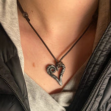 Laden Sie das Bild in den Galerie-Viewer, Vintage Kreuz/Herz Halskette