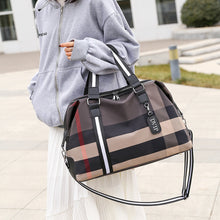 Laden Sie das Bild in den Galerie-Viewer, Wasserdichte Karierte Reisetasche Mit Großem Fassungsvermögen