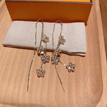 Laden Sie das Bild in den Galerie-Viewer, Zirkonia-Pflaumenblüten-Ohrringe