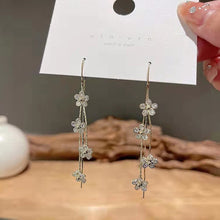 Laden Sie das Bild in den Galerie-Viewer, Zirkonia-Pflaumenblüten-Ohrringe