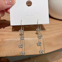 Laden Sie das Bild in den Galerie-Viewer, Zirkonia-Pflaumenblüten-Ohrringe