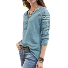 Laden Sie das Bild in den Galerie-Viewer, Einfarbiges T-Shirt mit Blumenmuster