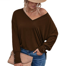 Laden Sie das Bild in den Galerie-Viewer, Braunes T-Shirt mit V-Ausschnitt