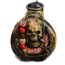 Laden Sie das Bild in den Galerie-Viewer, Schädel Piraten Rumflasche aus Harz