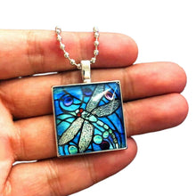 Laden Sie das Bild in den Galerie-Viewer, Insektförmige Halskette aus Glas