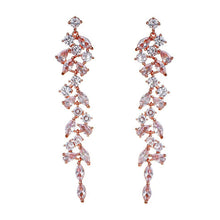 Laden Sie das Bild in den Galerie-Viewer, Kristall Blütenblatt Quastenohrringe
