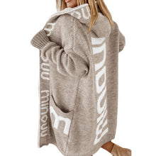 Laden Sie das Bild in den Galerie-Viewer, Damen Lockere lange Strickjacke mit Buchstabendruck
